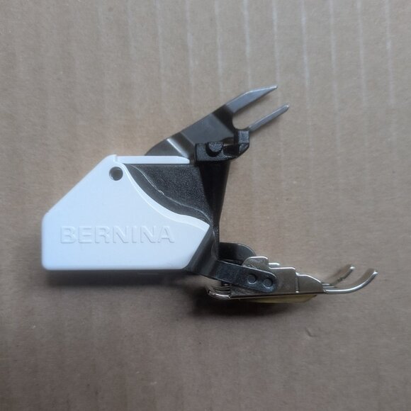 BERNINA old-style walking foot #50 with standard closed-toe sole - Picture 3 of 10